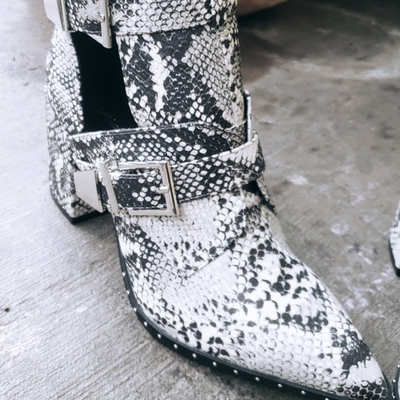 🚨//LAST PAIR// Snake print booties - Picture 6 of 8